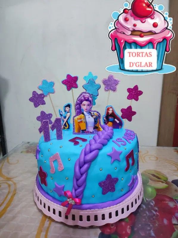 Torta infantil decorada con unicornio y estrellas