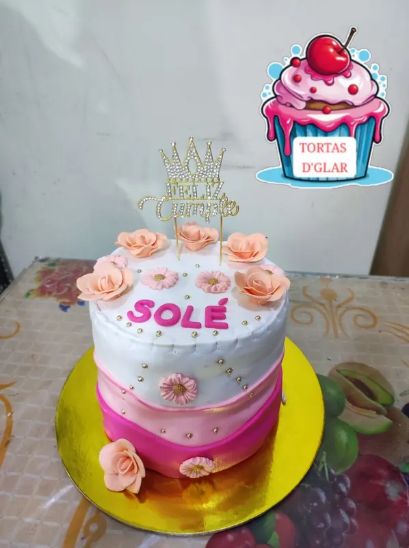 Torta blanca decorada con rosas de crema en tonos durazno