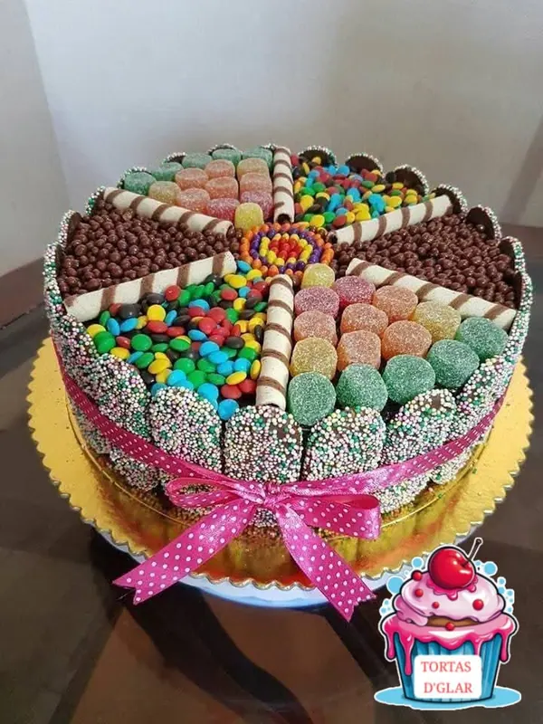 Torta cubierta de chocolates y golosinas surtidas