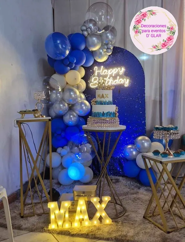 Arco de globos azules y dorados con letras luminosas