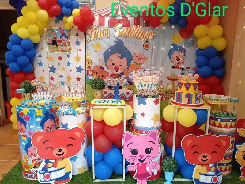 Decoración infantil con personajes y globos de colores