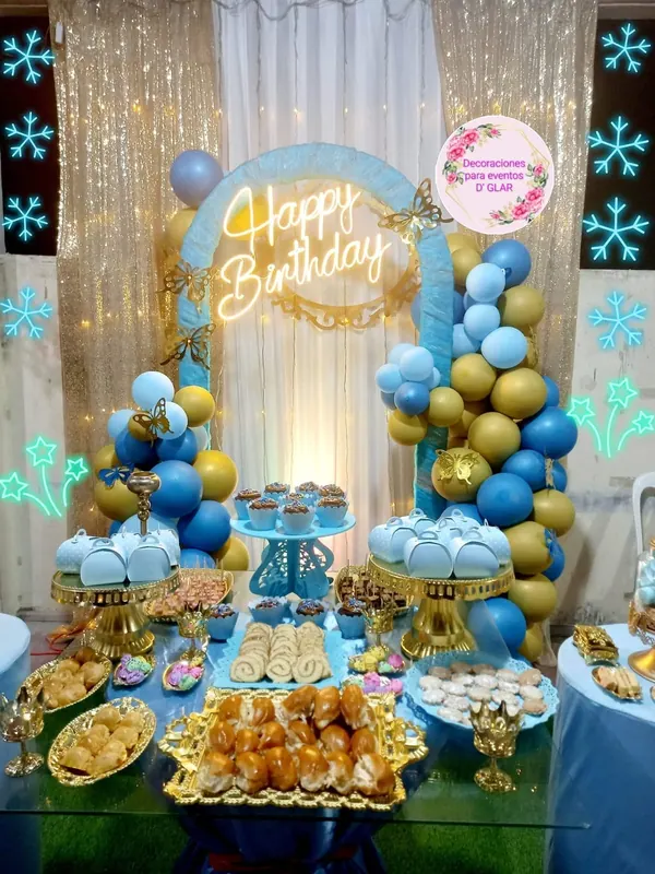 Mesa de dulces en tonos celeste y dorado con bandejas