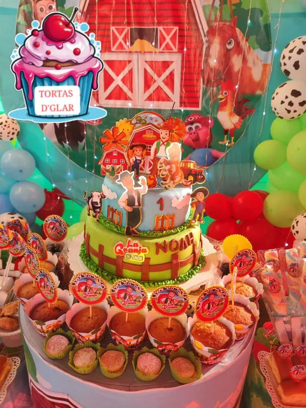 Mesa de dulces con temática de granja y animalitos
