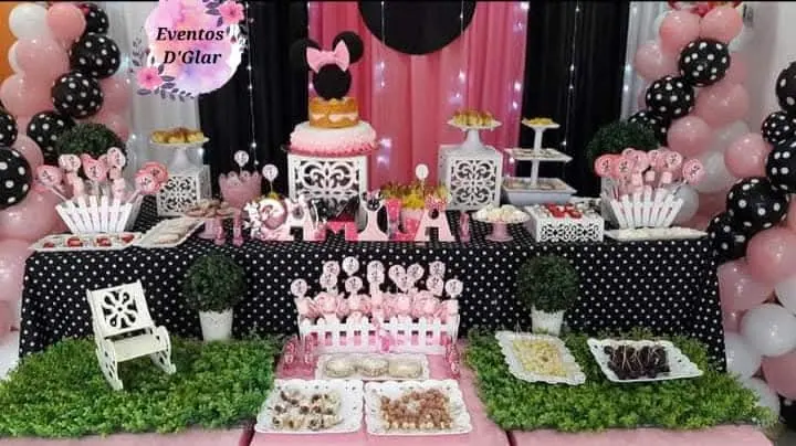 Mesa de dulces en negro y rosado para cumpleaños de adulto