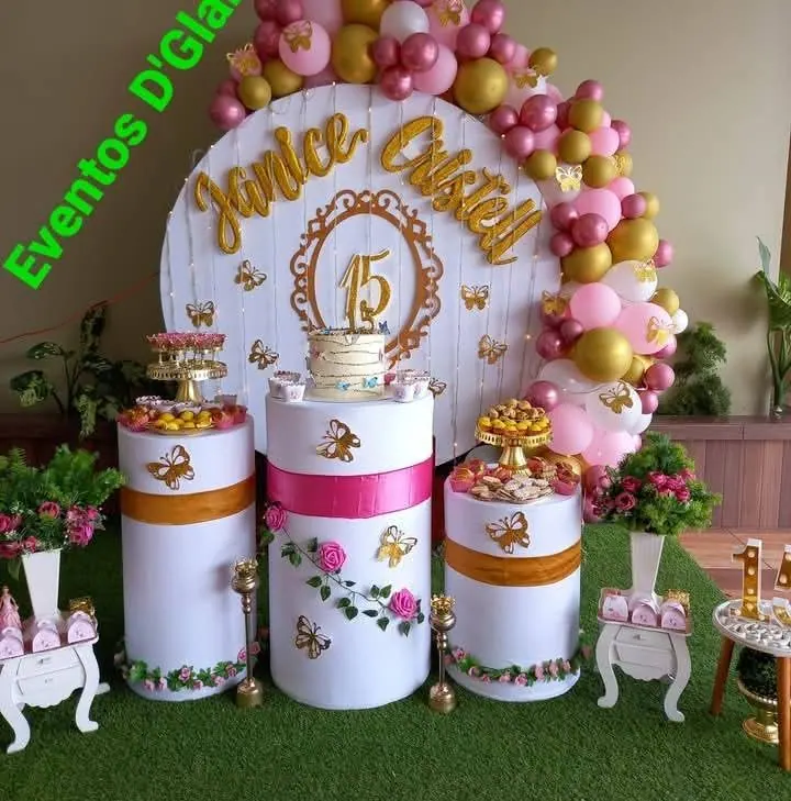 Decoración de quinceañero con cilindros blancos y flores