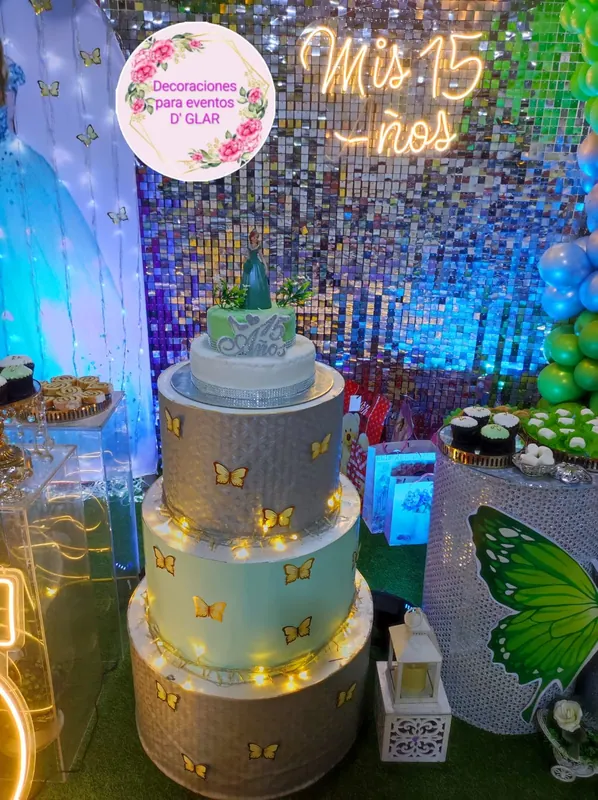 Torta de quinceañero de varios pisos con luces