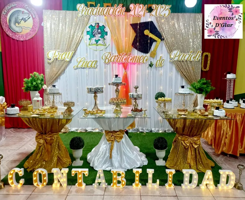 Decoración de graduación con letras luminosas y toga