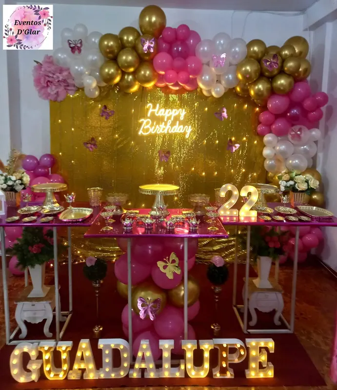 Panel dorado con letras luminosas y arco de globos