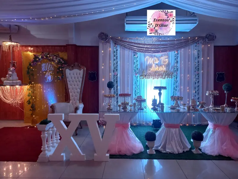 Salón decorado para una fiesta de quince años