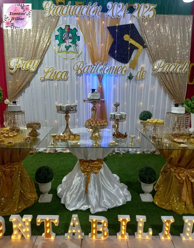 Decoración dorada para una ceremonia de graduación