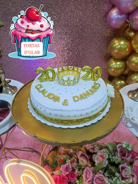 Torta de cumpleaños decorada con rosas y detalles dorados