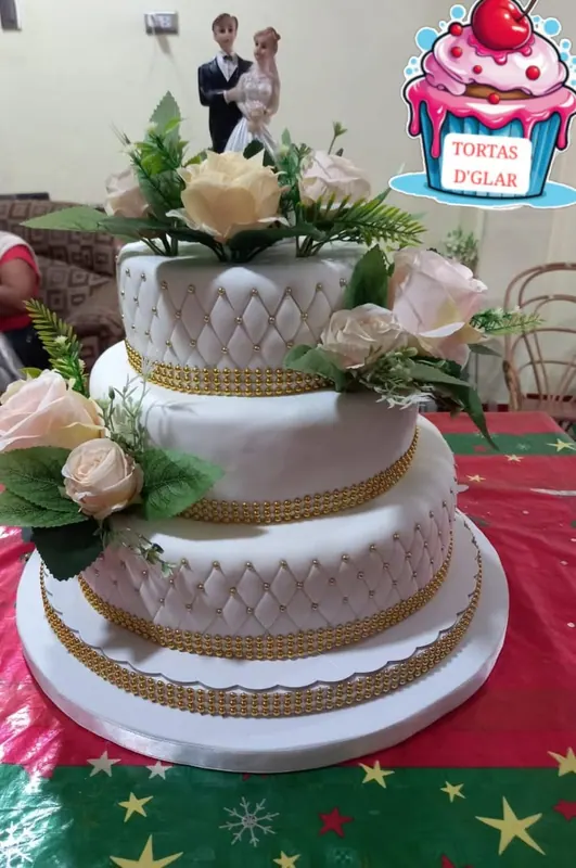 Torta de tres pisos decorada con glaseado para matrimonio