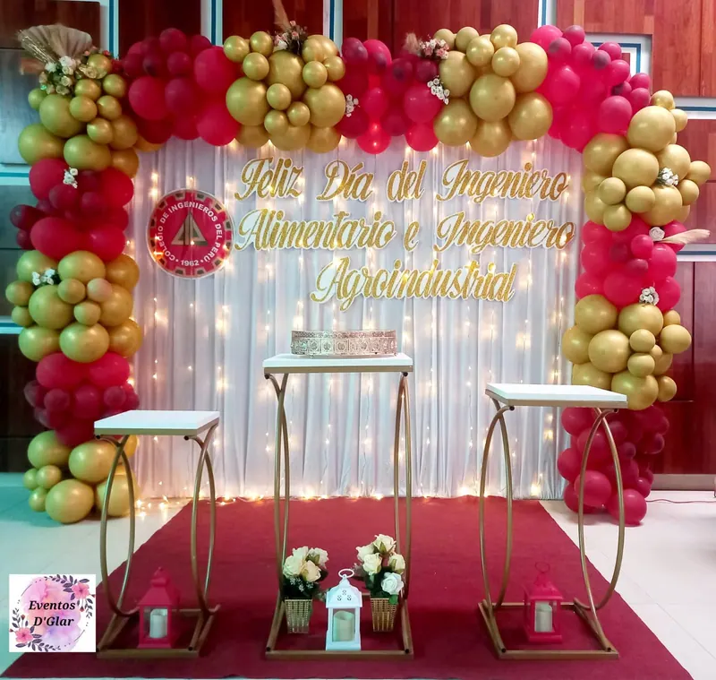Arco de globos dorados y rojos sobre alfombra roja